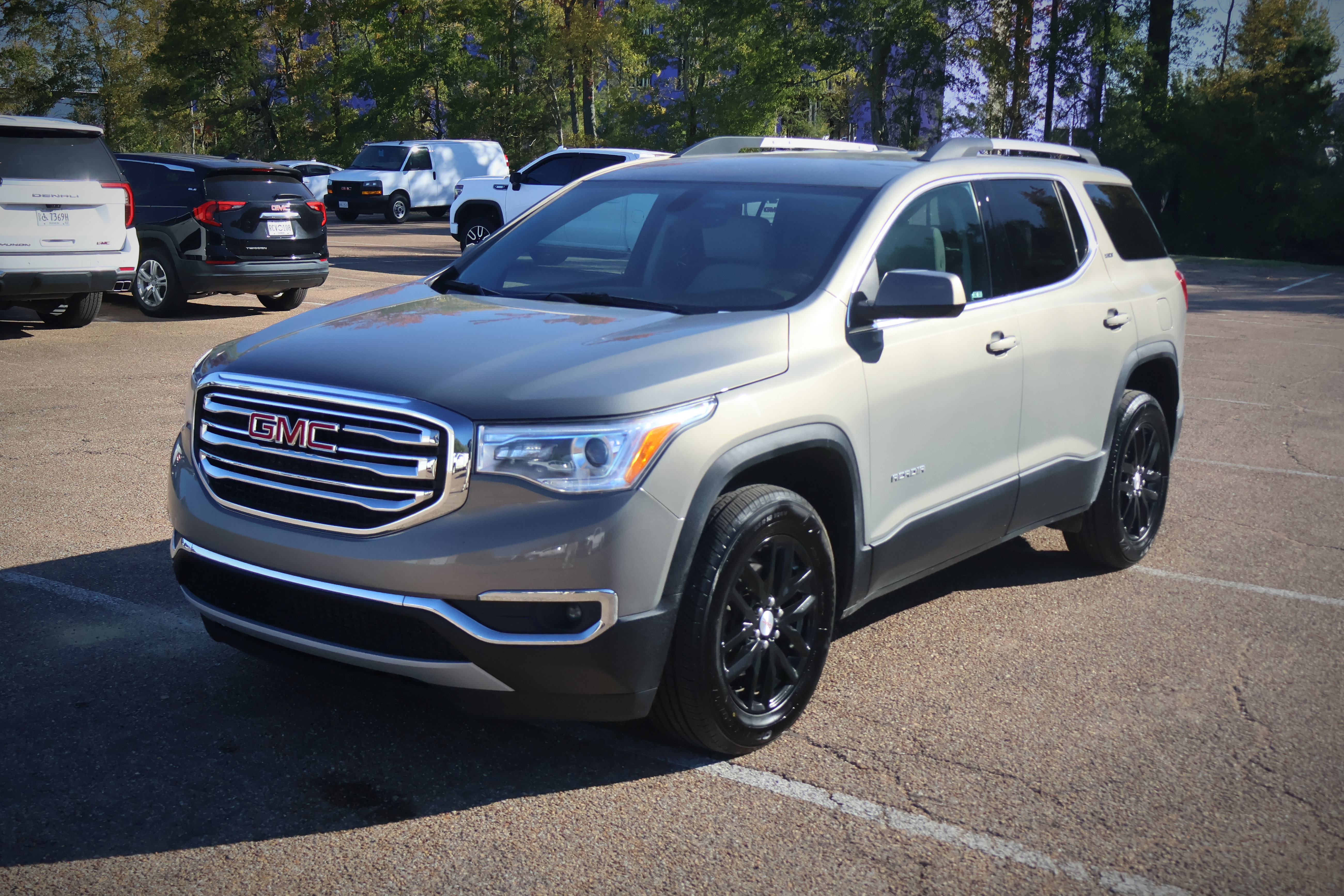 Used 2019 GMC Acadia SLT w/ LPO, Floor Liner Package FWD image 1
