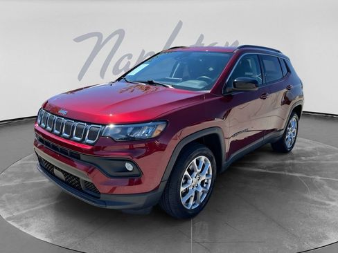 Used 2022 Jeep Compass Latitude w/ Sun and Sound Group AWD/4WD image 3