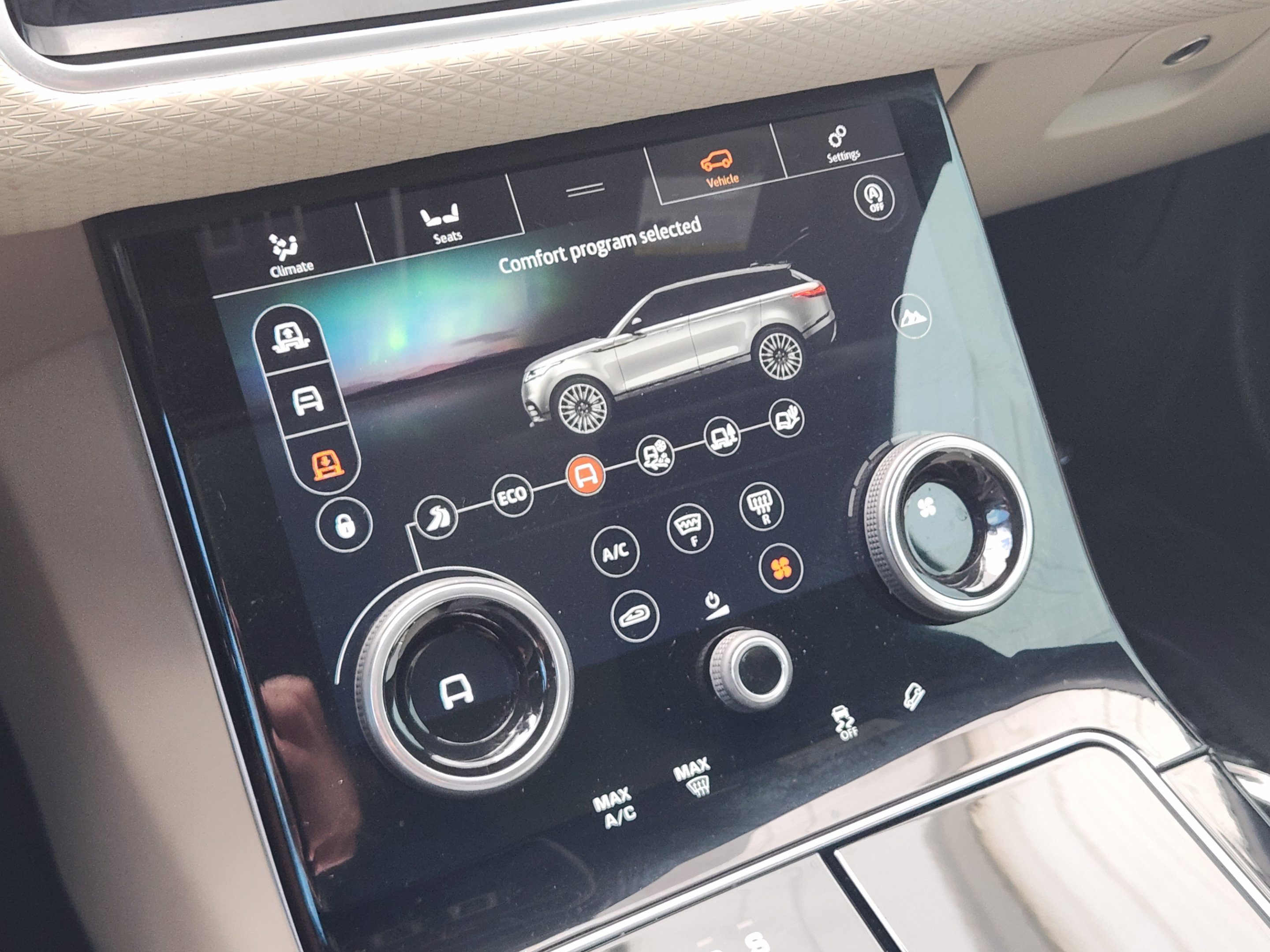 Used 2019 Land Rover Range Rover Velar R-Dynamic SE AWD/4WD image 15