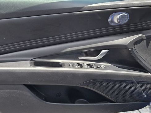 Used 2022 Hyundai Elantra SEL w/ Convenience Package FWD image 12