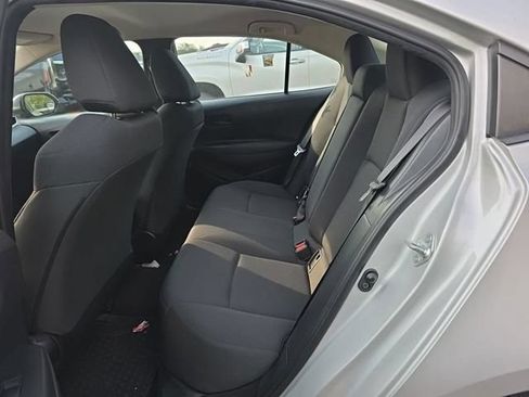 Used 2022 Toyota Corolla LE FWD image 3