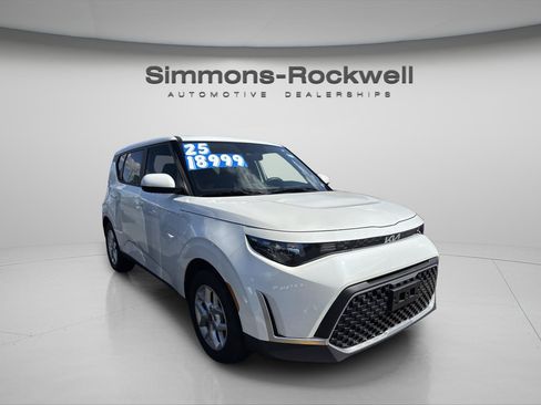 Used 2025 Kia Soul LX w/ LX Technology Package FWD image 6