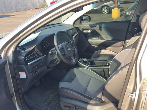 Used 2022 Kia Niro EX w/ Cold Weather Package FWD image 7