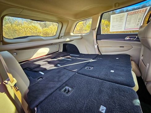 Used 2017 Jeep Grand Cherokee Limited image 39