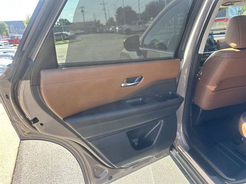Used 2025 Nissan Pathfinder Platinum FWD image 26