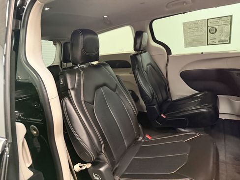 Used 2024 Chrysler Pacifica Touring-L image 64