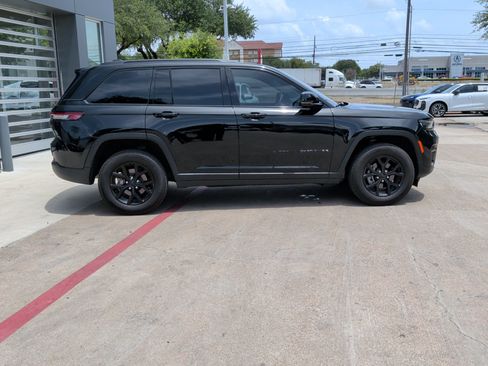 Used 2024 Jeep Grand Cherokee Altitude RWD image 11