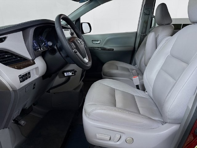 Used 2016 Toyota Sienna XLE w/ XLE Navigation Package FWD image 6