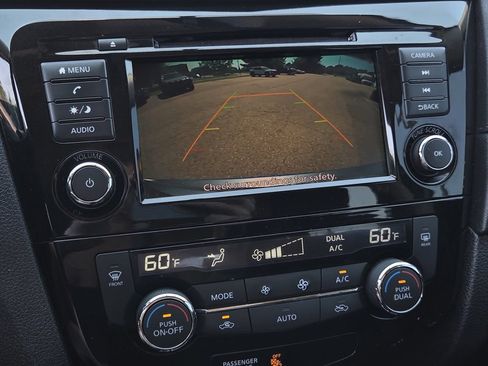 Used 2018 Nissan Rogue SV AWD/4WD image 13