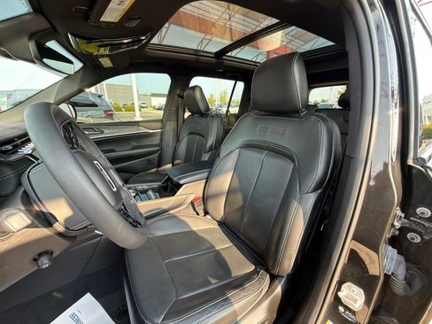 Used 2023 Jeep Grand Cherokee Overland AWD/4WD image 12