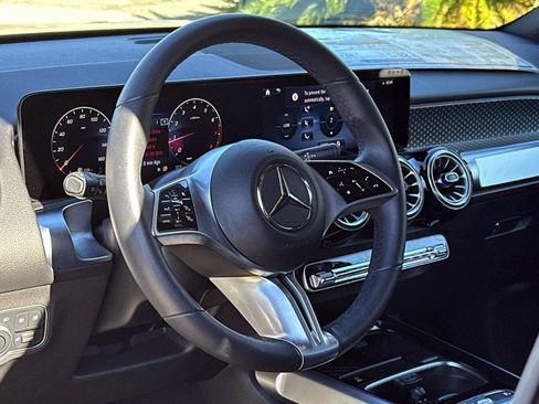Used 2025 Mercedes-Benz GLB 250 image 30