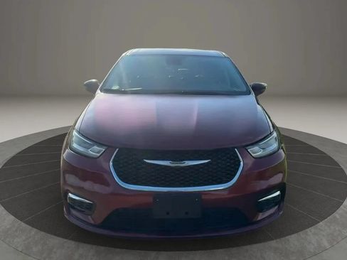 Used 2022 Chrysler Pacifica Touring-L FWD image 2