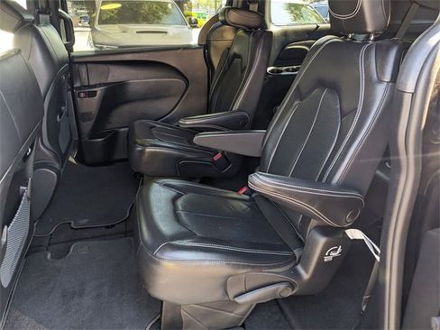 Certified 2021 Chrysler Pacifica Touring-L w/ S Appearance Package image 9