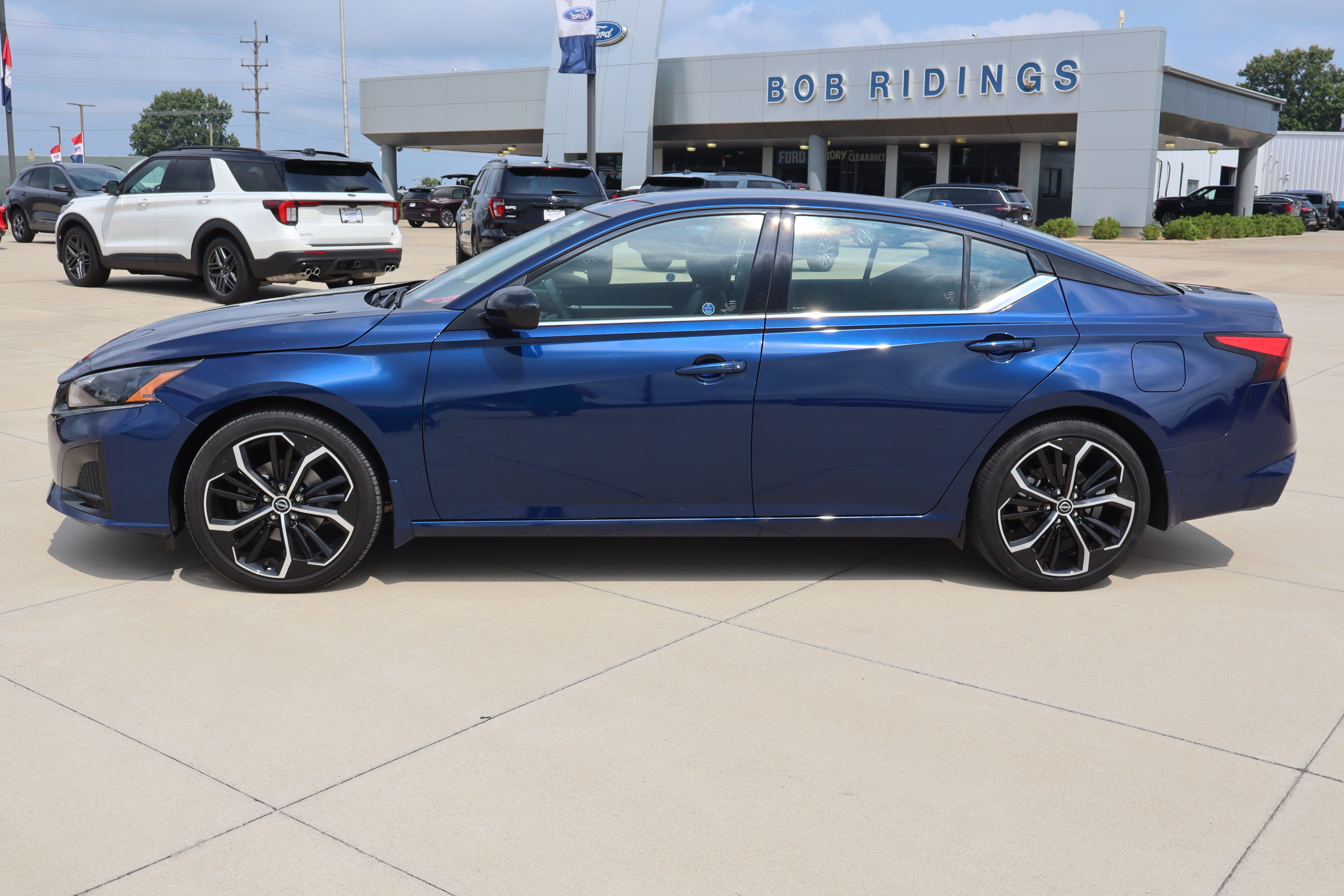 Used 2024 Nissan Altima 2.5 SR FWD image 8