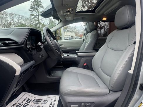 Used 2021 Toyota Sienna Limited image 31