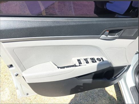 Used 2017 Hyundai Elantra SE image 27