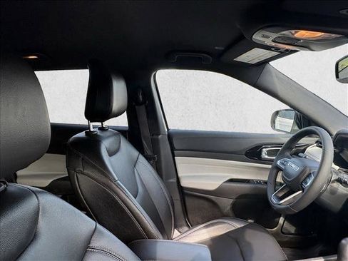 Used 2025 Jeep Compass Limited image 24