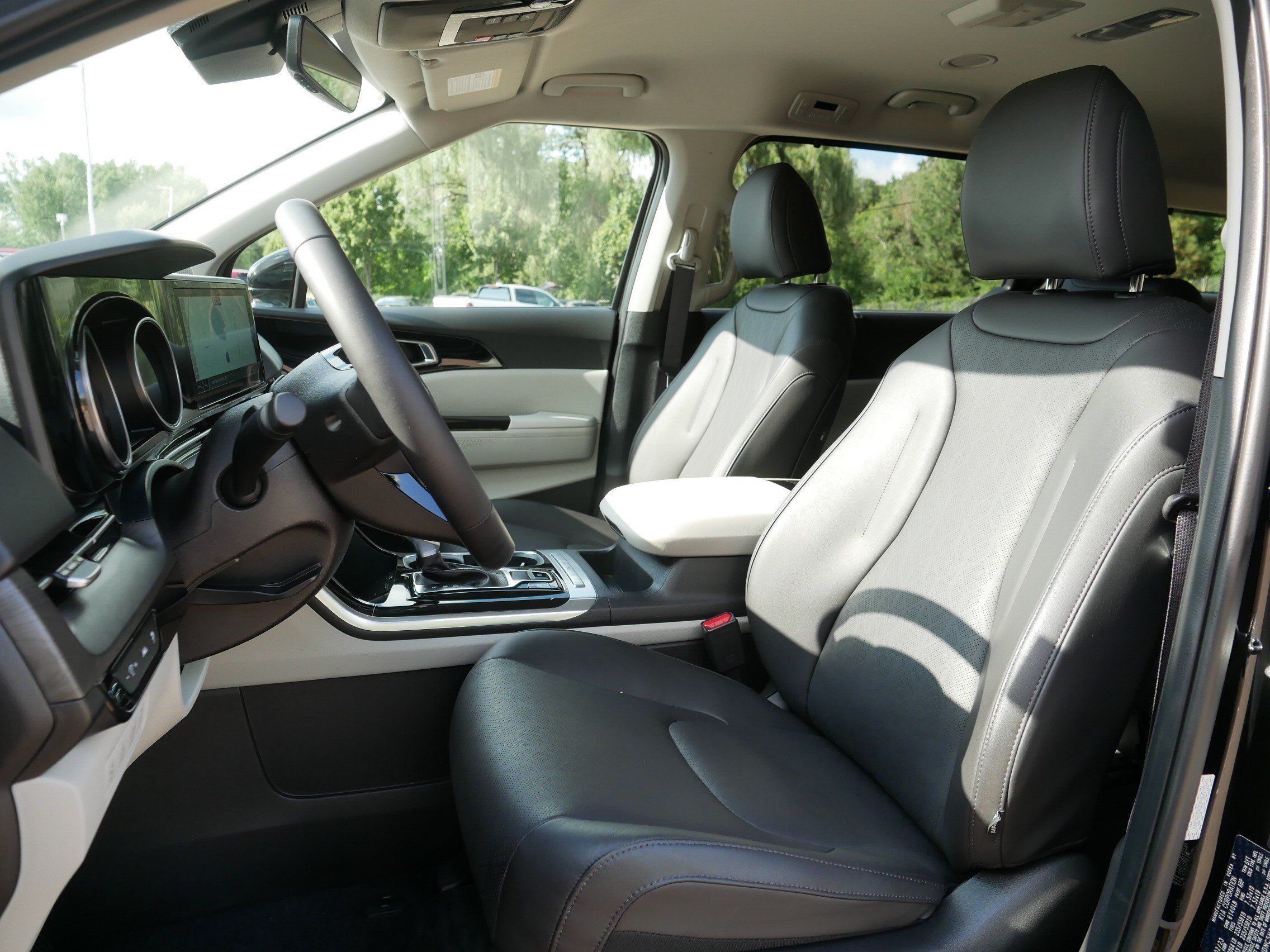 Certified 2023 Kia Carnival EX FWD image 34