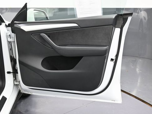 Used 2022 Tesla Model Y Long Range image 38