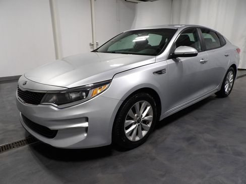 Used 2018 Kia Optima LX w/ 17" Alloy Wheels Package FWD image 3