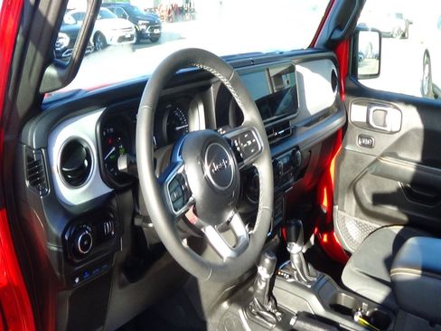 Used 2025 Jeep Wrangler Unlimited Sahara AWD/4WD image 18