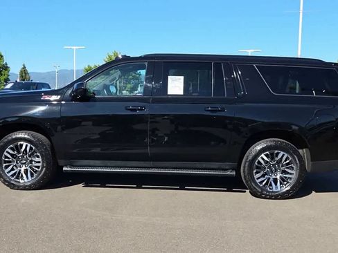 Used 2025 Chevrolet Suburban Z71 AWD/4WD image 5