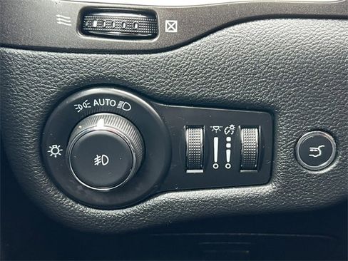 Used 2022 Jeep Cherokee Trailhawk image 19