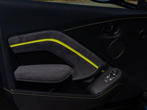 Used 2023 Aston Martin V8 Vantage Coupe RWD image 27