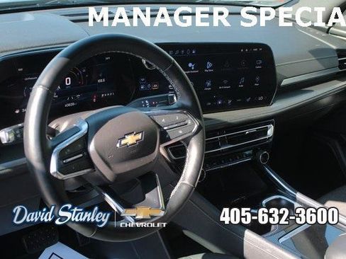 Used 2024 Chevrolet Traverse LT image 3