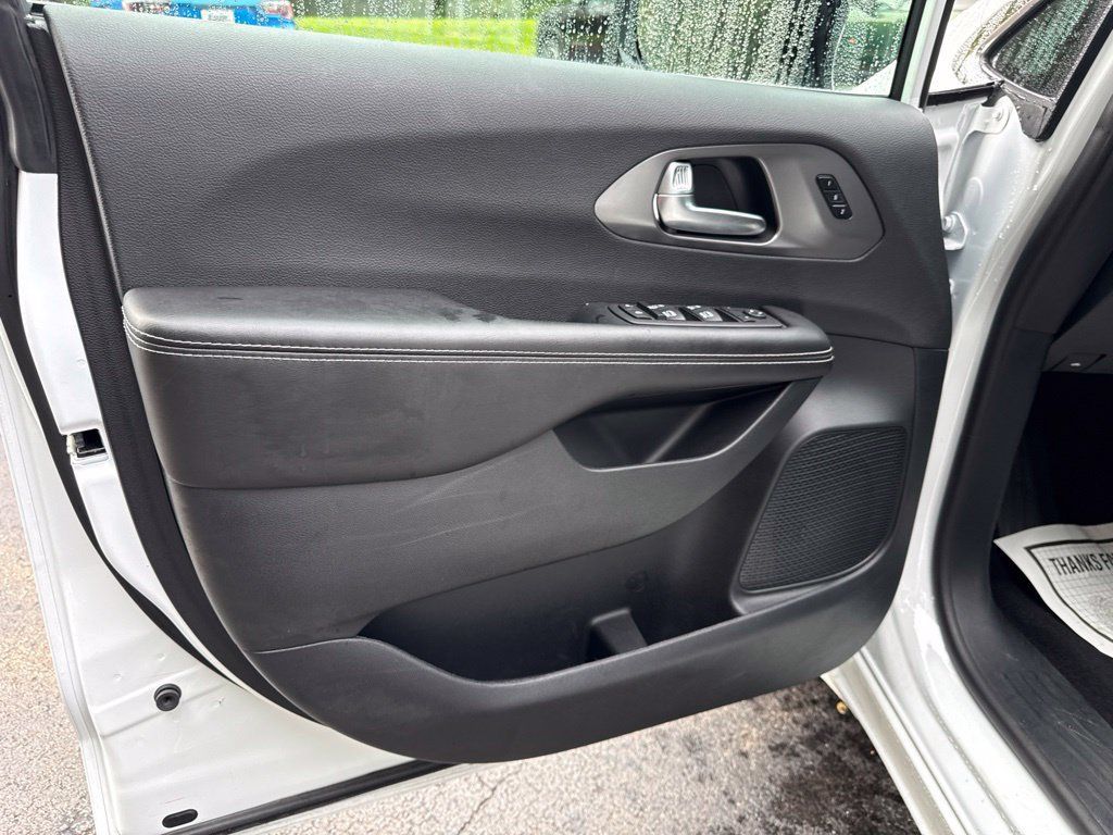 New 2026 Chrysler Pacifica Select AWD/4WD image 23