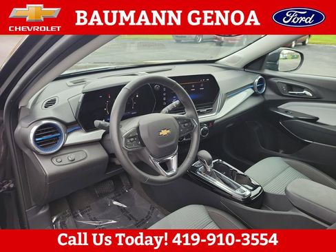 Used 2025 Chevrolet Trax LT w/ LT Convenience Package FWD image 3