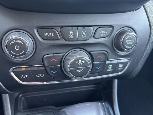 Used 2021 Jeep Cherokee Limited image 29