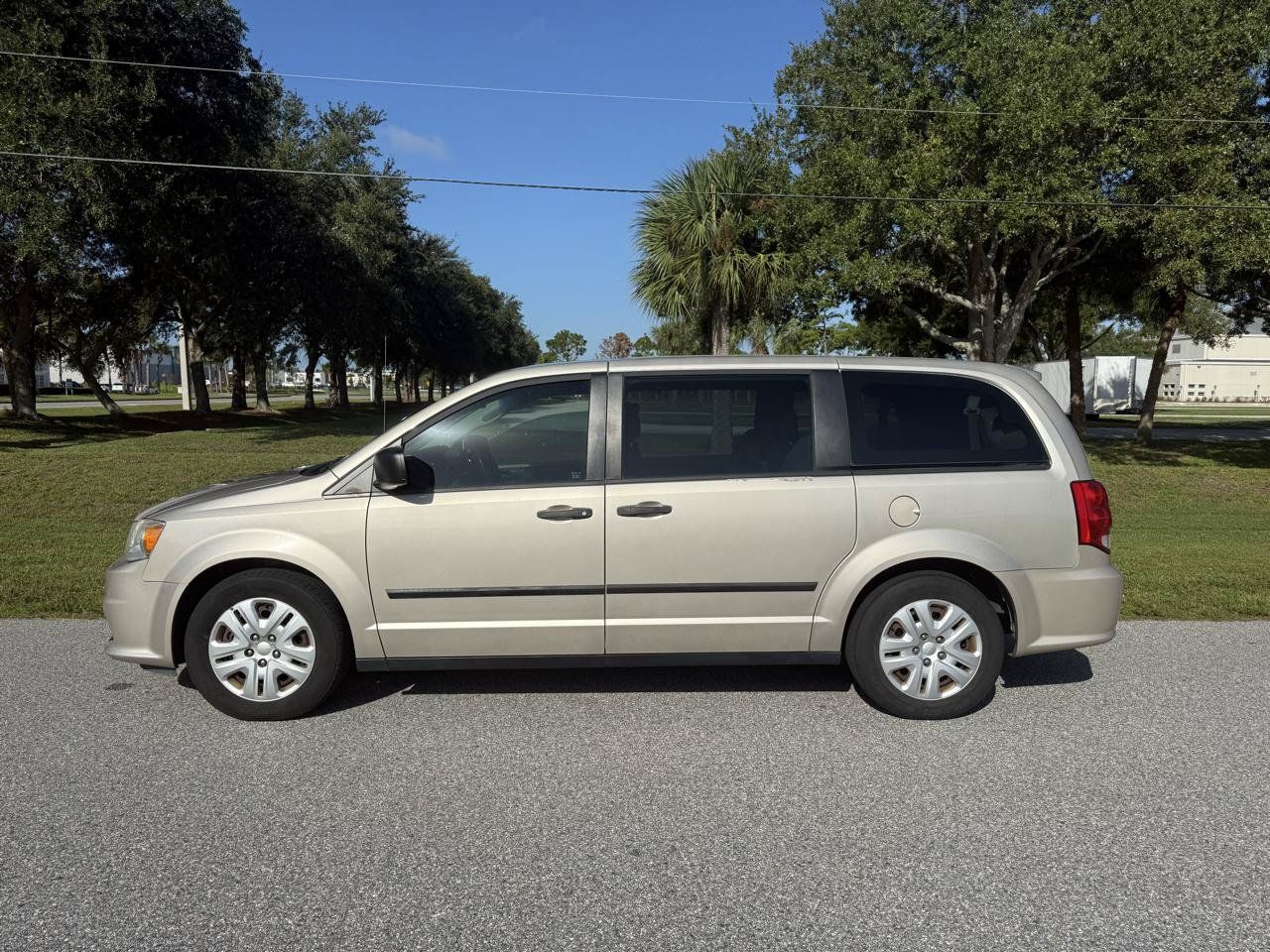 Used 2015 Dodge Grand Caravan American Value Package w/ UConnect Hands-Free Group FWD image 3
