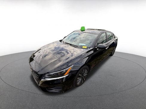 Used 2025 Nissan Altima 2.5 SV image 3