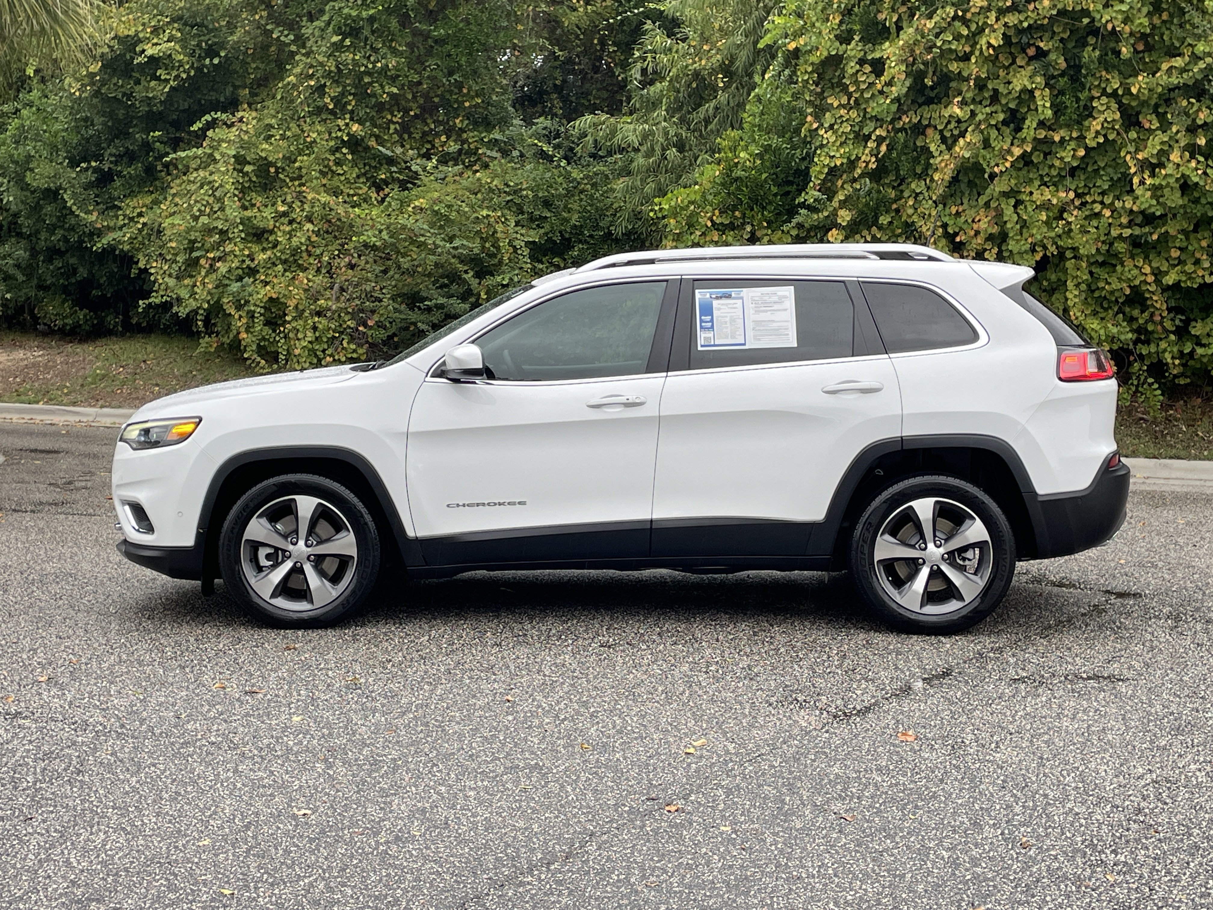 Used 2021 Jeep Cherokee Limited w/ Elite Package FWD image 6