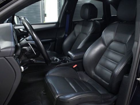 Certified 2022 Porsche Macan S AWD/4WD image 5