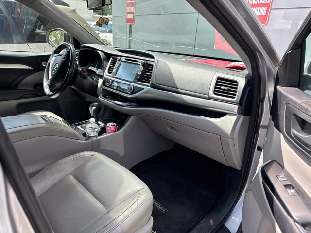 Used 2016 Toyota Highlander XLE FWD image 12