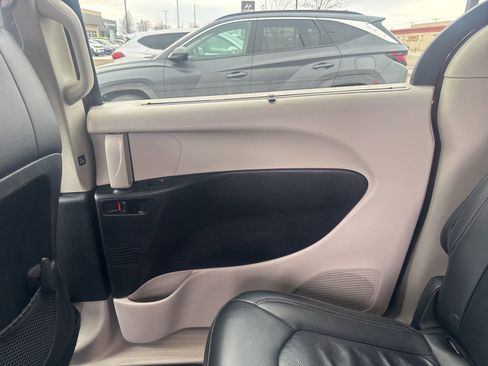 Used 2017 Chrysler Pacifica Touring-L image 15