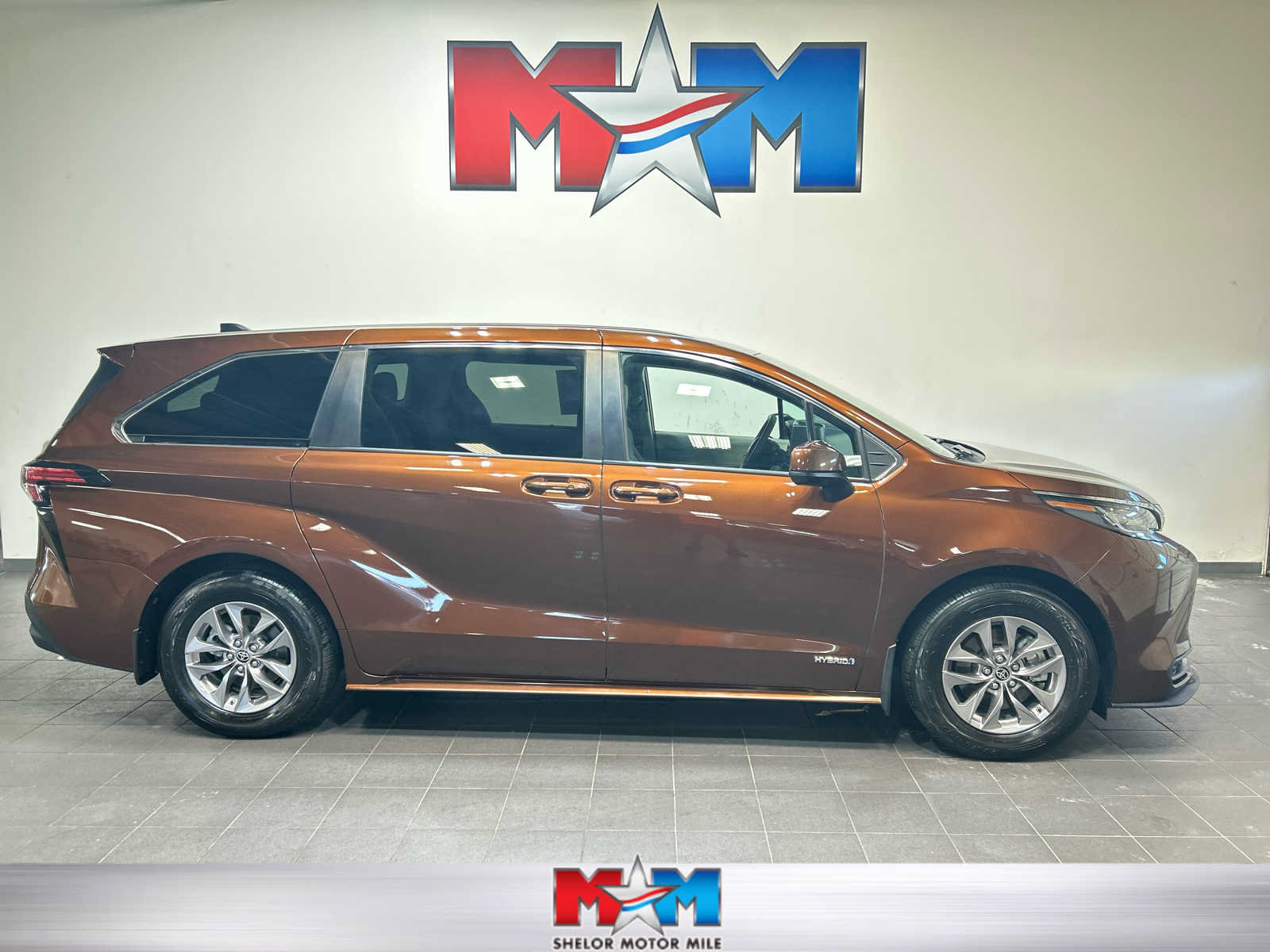 Used 2021 Toyota Sienna LE AWD/4WD image 1