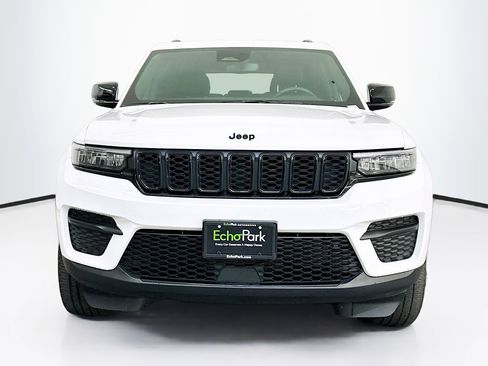 Used 2023 Jeep Grand Cherokee Altitude image 2
