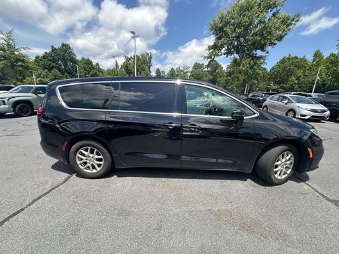 Used 2024 Chrysler Pacifica Touring-L FWD image 5