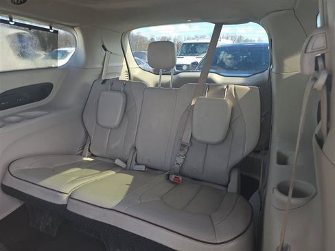 Used 2020 Chrysler Pacifica Limited FWD image 16