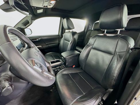 Used 2019 Toyota Tacoma Limited image 13