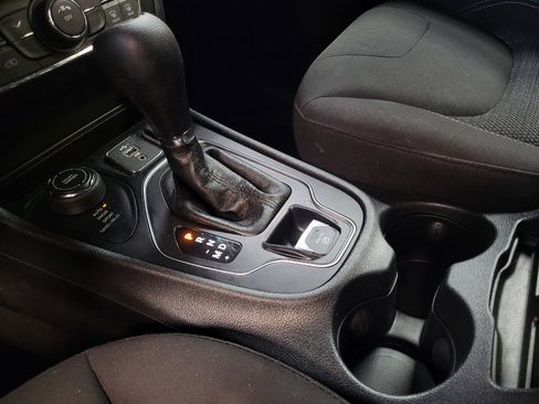 Used 2019 Jeep Cherokee Latitude w/ Popular Appearance Group AWD/4WD image 26