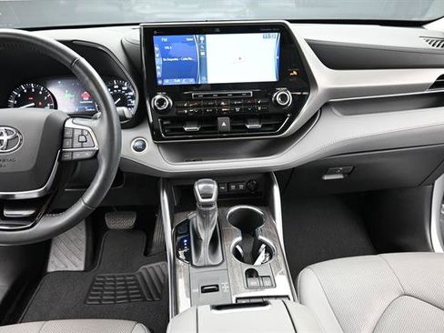 Used 2021 Toyota Highlander Limited FWD image 13