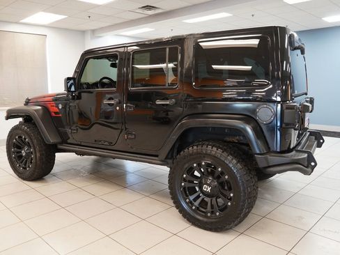 Used 2017 Jeep Wrangler Unlimited Sahara AWD/4WD image 7