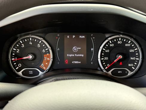 Used 2023 Jeep Renegade Latitude AWD/4WD image 31