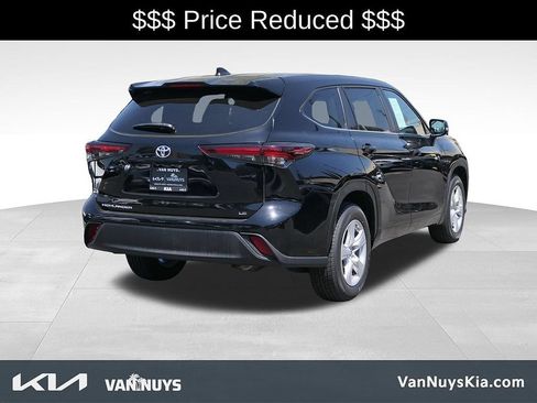 Used 2024 Toyota Highlander LE FWD image 28