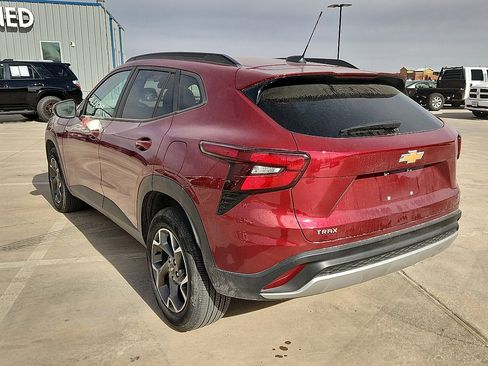 Used 2025 Chevrolet Trax LT image 2