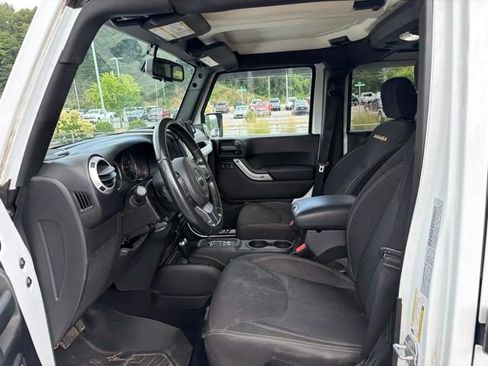 Used 2015 Jeep Wrangler Unlimited Sahara w/ Connectivity Group AWD/4WD image 11